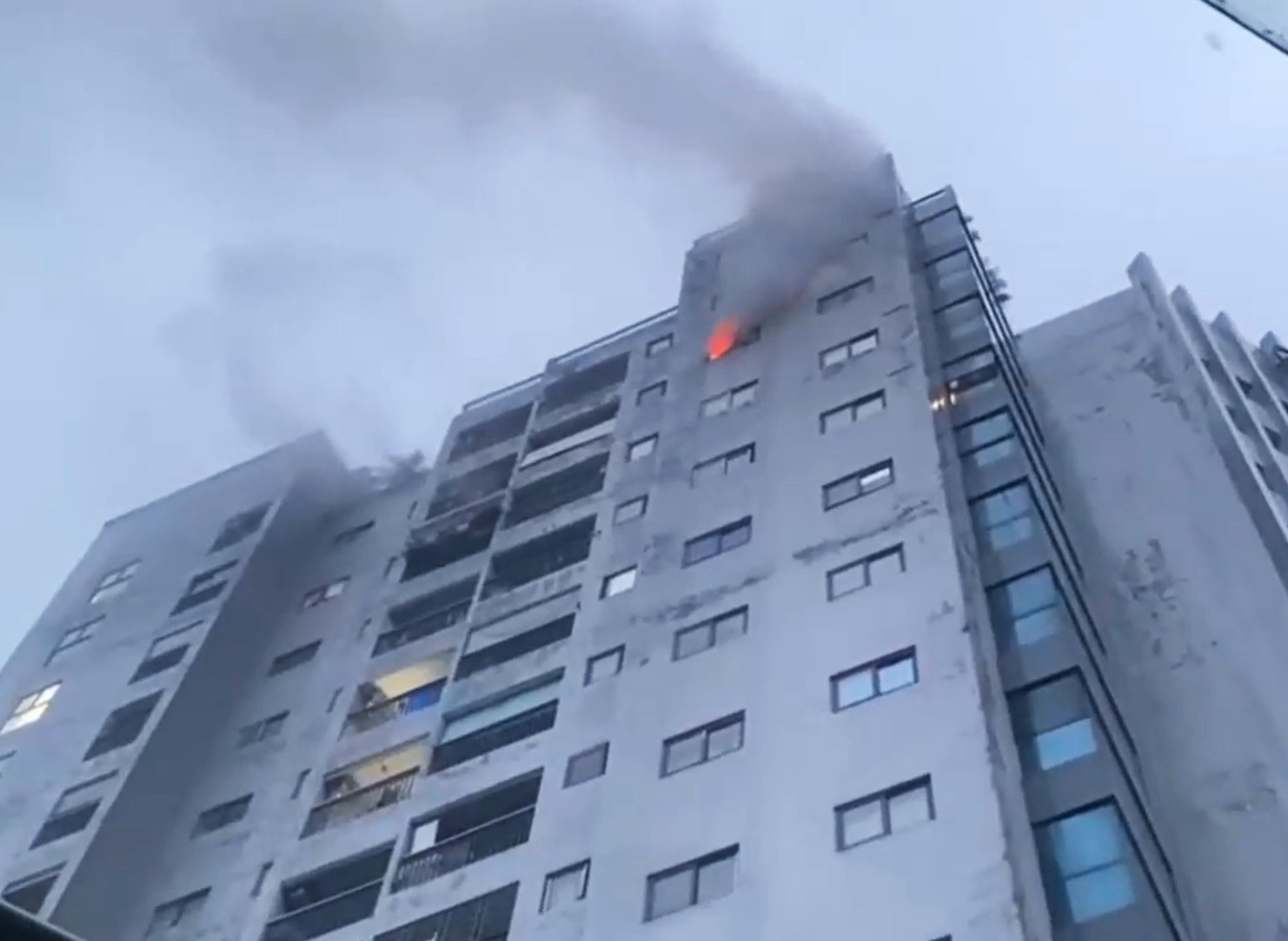 河静省函尼温豪斯公寓12层公寓发生火灾